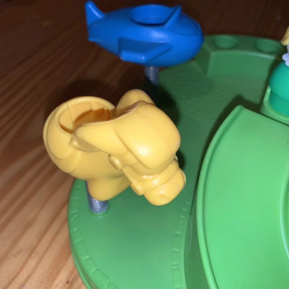 Fisher-Price Original Little People #2525 Little People Playground Base W Figure